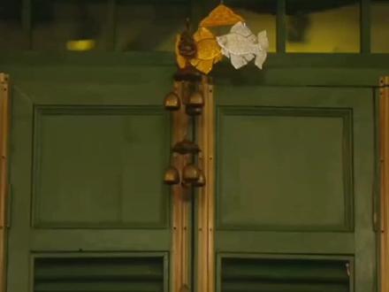 #好剧推荐 #王子奇#刘敏涛#余烬之上 可谁能想到,平静的表象下,隐藏着惊天的秘密。十年前的那场大火,像是一道狰狞的伤疤,揭开了残酷的真相。原来,戚美华就是幕后黑手,她为了自己的欲望和自由,亲手毁掉了廖思远的家庭。
当廖思远得知真相的那一刻,他的世界崩塌了。曾经温暖的亲情瞬间化为泡影,只剩下无尽的痛苦与愤怒。他质问戚美华,可得到的回答却如此冰冷。“谁都有资格指责我,唯独你不行。”戚美华的话如同一把利刃,刺进廖思远的心。他不明白,为何自己最信任的人会如此残忍。廖思远的内心充满了矛盾,一方面是对亲人的思念和对真相的执着追求,另一方面是曾经那份难以割舍的亲情羁绊。他痛苦地挣扎着,在黑暗中寻找着一丝光明。而戚美华,虽然获得了她所谓的自由,却也失去了最珍贵的东西。她亲手将自己的幸福推向了深渊,众叛亲离,孤独地走向末路。曾经的温暖不复存在,剩下的只有冰冷的结局。廖思远和戚美华,这对曾经亲密无间的母子,最终站在了对立面,成为了彼此生命中的一场悲剧 。