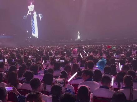 被徐良演唱会惊呆了
不知道的还以为
在上高中晚自习呢
老两口穿着校服
跟着唱了一整晚
双方脑子里想的都是别人