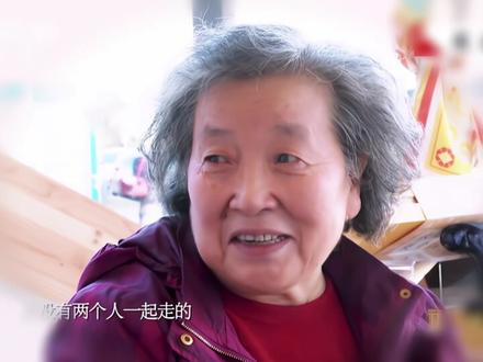 “人没有两个人一起走的…”#董卿 #朗读者