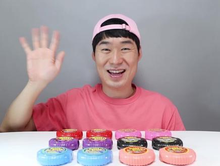 酸酸甜甜 Hubba Bubba泡泡糖,要不要比一比,谁吹的更大?#好吃到爆 #治愈系美食 #糖果 @抖音小助手