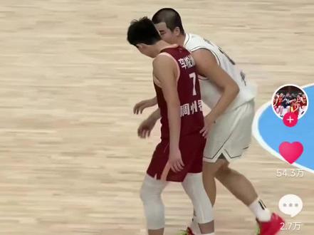 #打篮球 篮球场上可爱的一幕!