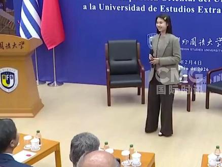 【#乌拉圭总统帮北外学生追星 】2月4日上午,乌拉圭总统奥尔西参访了北京外国语大学。北京外国语大学学生李玥霖在乌拉圭来宾们面前演唱了乌拉圭歌曲,但让她没想到的是,演唱结束后,奥尔西总统竟然在现场给她制造了一个小惊喜,连线到原唱歌手本人。(来源:CCTV国际时讯)