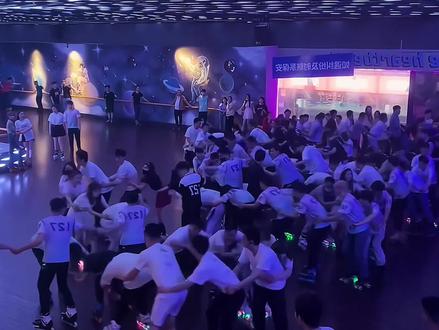 听了那么久的伤感音乐,今天来首提神醒脑的 神 曲,精剪4k画质无损音质,超劲爆野狼王的士高No Limit《无限》疯狂版,780年代溜冰场专属舞曲,旋律欢快,激情四射,百听不厌的好歌曲,值得收藏,当年溜冰场你们听的是哪一首歌曲?#经典老歌 #野狼王的士高 #神曲 #蹦迪 #音乐 #热门 #车载音乐 #英华音乐 #重低音dj #无损音乐 @DOU+小助手