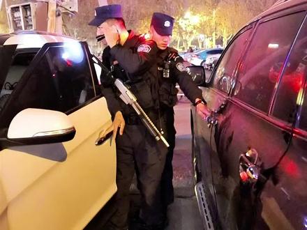 警察深夜“拉车门”?这一举动真暖!#拉车门 #警民dou平安 @平安天山 @平安喀什 @喀什广播电视台 @亚克西视角