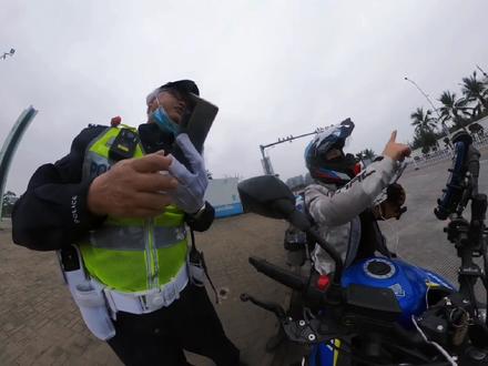 海南禁摩吗?妹子骑着摩托车刚下船就遇到交警叔叔,当时就懵了 #摩托车 #文明骑行 #交通安全