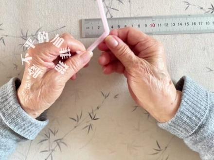 3分钟学会——扭扭棒春日桃花风铃 一起用扭扭棒手搓春天吧!#创作灵感 #手工 #扭扭棒 #教程 #简单易学 @创作灵感小助手 @DOU+小助手 @抖音小助手