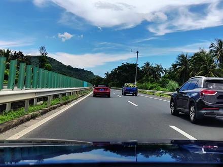 小团团:这“噔噔噔噔”跑车都追不上😂🤣#搞笑的一条#一路风景一路看蓝天白云 #海南环岛沿途风景随拍 #最美海南公路