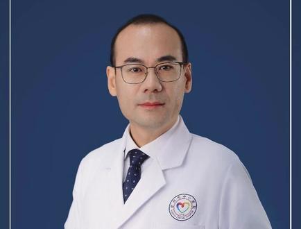 优甲乐为什么是T4而不是T3? 优甲乐(左甲状腺素钠)的主要成分是T4(四碘甲状腺原氨酸)而非T3(三碘甲状腺原氨酸),这一设计基于以下几个关键原因:1. T4是甲状腺激素的主要储存和运输形式 甲状腺分泌的激素中,T4占90%,而T3仅占10%。T4在血液中半衰期较长(约7天),能够稳定维持血药浓度,而T3半衰期短(约1天),波动较大。 T4在体内可作为“激素原”,根据代谢需求逐步转化为活性形式T3,从而提供更持久的生理调节作用。2. T4的转化机制更符合生理需求 T4在肝脏、肾脏等外周组织中通过脱碘酶转化为T3,这一过程受身体严格调控,能够根据个体代谢状态(如疾病、压力、营养)动态调整T3的生成量,避免过量T3导致的甲亢风险。 直接补充T3可能导致血药浓度骤升,引发心悸、失眠等甲亢症状,而T4的缓慢转化更安全。3. T4的稳定性更适合长期替代治疗 T4与血浆蛋白结合率高(99.97%),释放缓慢,每日一次服药即可维持稳定的激素水平,而T3需多次给药。 临床研究表明,T4单一疗法在大多数甲减患者中效果可靠,仅少数脱碘酶异常患者需联合T3治疗。4. T4对TSH的反馈抑制更平稳 T4通过负反馈抑制促甲状腺激素(TSH)的分泌,这对甲状腺癌术后的TSH抑制治疗至关重要。T4的长期稳定性优于T3,能更持续地控制TSH水平。例外情况少数患者因脱碘酶缺陷或肝脏疾病导致T4转化障碍,可能需要补充T3(如干甲状腺片)。但优甲乐作为T4制剂,仍是全球公认的首选甲状腺激素替代药物。#甲状腺激素 #徐州甲状腺医生 #徐州市中心医院甲状腺 #甲状腺医生奚海林 #优甲乐