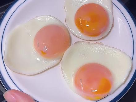 以前我都叫它水煎蛋,没想到还能煎出漫画蛋#跟着蛋神煮鸡蛋 #鸡蛋的神仙吃法 #煮鸡蛋 #溏心蛋