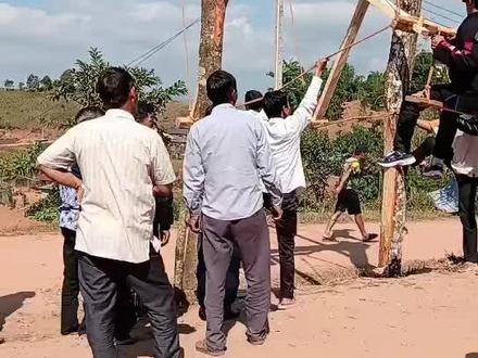 老挝人过年,没有中国人那么隆重,也没有丰富的娱乐节目,只有用木头做成简单的,跟风车一样的东西,当地人称为“转转”,也是他们的一种娱乐方式
