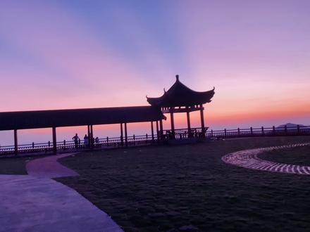 国庆不知道去哪,可以打卡六堡风车山,日出日落都绝了~😍😍#治愈系风景 #风车 #山顶美景 #大山深处自然美