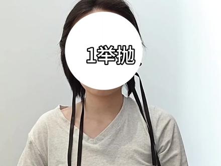 原创【符修单手符动作】 “小符也是福。”九天楼内,圣安掌门指尖捻起一沓七彩的符纸,眉眼含笑扫视座下内门徒儿,“每张符纸都凝着为师灵力,若遇危险便可撕碎召唤符,为师即刻就到。”
“是,师尊。”众人应允道。
“这分明是师尊画废的边角料吧。”云栖渡低声说道,作为圣安掌门的亲传徒儿,真正完美的高阶符篆她见得多了,自然瞧不上这些“残次品”。
“师姐这话可就不对了。”微生昭羽眼睛亮晶晶地捧着符纸凑过来,眼尾弯成月牙,指尖轻轻抚过符面流转的灵光,语气里满是向往。
“师尊可是天下第一符修,外面好些人想要师尊一张符都难求呢。”她小心翼翼地将符纸叠好,仰头望向掌门的背影,神色虔诚又崇敬,
“况且我们这些内门徒儿平日里连观摩师尊画符的机会都难得,如今得了这些,还有机会领悟符中的道韵,当真是捡了大便宜。”
另一名徒儿【忍月明】也忍不住开口,眼中满是期待:“师姐你是亲传,自然看不上这些,而我们只是内门徒儿,身上多一件灵宝便多一分胜算。而且这师尊的符纸不仅可以在关键时刻保命,下山历练缺钱时还能换灵石。”
其他徒儿纷纷点头附和。有人已经迫不及待地将符纸折成长条,做成发簪上的流苏;有人仔细折成银杏叶形状,认真缝在衣襟;还有人将符纸叠成精巧的小方块、小圆球,穿成普通的耳环。#绝情谷掌门圣安将百合 #原创oc #符修 #原创文案 #禁ky