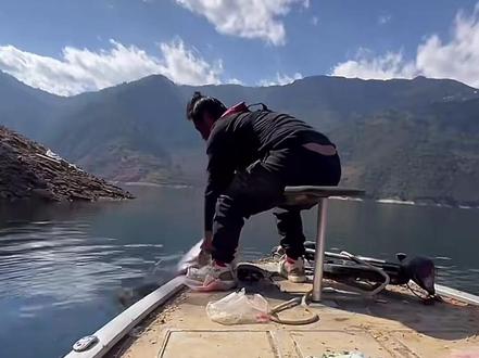 #擒龙诀荒野挨饿王大鱼挑战赛 小贺两条草鱼直接秒杀莽莽拿下第一名,莽莽倍感压力,全程不语,撅着大腚狂打玉米,梭哈130斤,准备逆袭翻盘!#莽莽克拉斯 #荒野钓鱼求生 #客友钓具