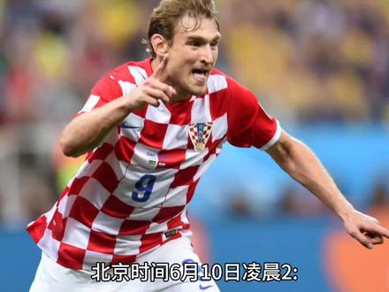 北京时间6月10日凌晨2:45,2026年世界杯欧洲区预选赛L组将上演焦点战,克罗地亚坐镇主场迎战捷克。以下是关于这场比赛的详细分析:
1. 比赛背景与小组形势
克罗地亚与捷克同处L组,目前捷克以3战全胜积9分高居榜首,克罗地亚1胜1平积4分暂列第三。此役是双方争夺小组头名的关键战役,克罗地亚若取胜可缩小与捷克的积分差距,而捷克若保持不败将巩固领先优势。
2. 近期状态与伤病情况
- 克罗地亚:上场7-0大胜直布罗陀,进攻火力全开,佩里西奇贡献1球3助攻,5名球员取得进球。但中场核心科瓦契奇因脚后跟手术缺席3个月,主力后卫巴利西斯受伤,防线轮换吃紧。莫德里奇、格瓦迪奥尔等老将仍需承担攻防核心作用。
- 捷克:近期正赛4连胜,状态火热,防守端近6场仅丢3球,场均失球0.5球。前锋希克表现突出,3场欧预赛打进4球,是球队进攻核心。不过主力前锋赫洛泽克因伤退出,普罗沃德顶替左翼,可能影响边路冲击力。
3. 历史交锋与战术分析
- 历史战绩:双方近3次交手克罗地亚1胜2平保持不败,最近一次是2021年欧洲杯1-1战平。克罗地亚在主场对阵捷克的历史战绩为1胜1平。
- 战术风格:克罗地亚以控球为主,依赖莫德里奇的中场调度和佩里西奇的边路突破,防线由格瓦迪奥尔领衔。捷克则注重防守反击,希克的冲击力和苏切克的中场硬度是关键,边路赫洛泽克的缺阵可能削弱突破能力。
4. 关键球员与阵容预测
- 克罗地亚:预计沿用4-3-3阵型,莫德里奇、马耶尔、帕萨利奇组成中场,佩里西奇和布迪米尔搭档锋线,格瓦迪奥尔镇守左路。
- 捷克:可能采用3-4-1-2或4-2-3-1阵型,希克突前,苏切克和绍切克组成双后腰,曹法尔和泽莱尼负责边路攻防。
5. 胜负预测与看点
- 预测:克罗地亚主场优势明显,且历史交锋占优,但捷克近期状态更佳且防守稳固。综合分析,克罗地亚可能以1-0或2-1小胜。
- 看点:莫德里奇的中场掌控力与希克的进攻效率对决,克罗地亚防线能否顶住捷克的反击,以及赫洛泽克缺阵对捷克边路的影响。
6. 比赛地点与直播信息
比赛将在克罗地亚的奥普斯竞技场(Opus Arena)举行。直播可通过索尼体育网络(印度)、BBC(英国)、福克斯体育(美国)等平台观看。
这场比赛不仅是积分榜上的直接对话,更是两队战术体系和核心球员的较量,预计将呈现一