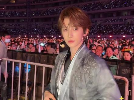 12.31刘宇 东方卫视跨年晚会,谁要带签名照? #刘宇 #线下追星 #跨年 #跨年晚会