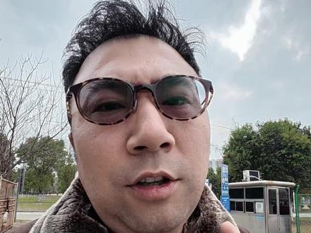 带各位新SU7准车主们过一下内饰新升级变化。 靛石绿比卡布里蓝更深沉些。朋友们觉得新SU7吗,它能继续卖爆吗#小米汽车 #SU7 #新一代SU7 #新车上市