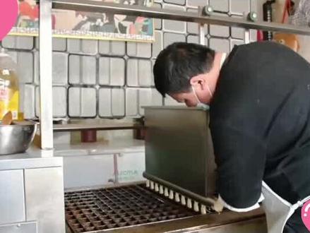 #槽子糕设备生产 #设备生产厂家 #食品机械设备 夫妻做槽子糕,10元一斤日卖24锅,坦言:不幸苦咋能挣钱呢?