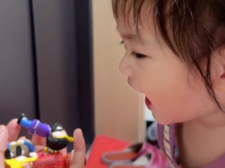 #小盆友的日常 #我的小公主 糖总开始玩贴纸了🥲