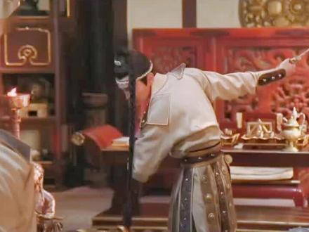 #关注我每天分享不同的故事 连载更534《玉奴娇》谢蕴 殷稷.txt
臣叩见皇上。”
殷稷仍旧没睁眼:“有话说。”
两人看出来皇帝不耐烦,也不敢啰嗦,周尧上前一步:“臣接到钟青将军急报,叛贼楚镇已经弃城逃跑,看方向是打算往蛮族去,他怕是要投奔蛮荒小国。”
当年楚镇携齐王逃跑,即便途中有重重关隘拦截,可毕竟内乱方止,所以仍旧让他找到机会横跨千里回到了边境,随即十万大军有八万反叛,割据丰州城自立,号称正统,定国号为北周,这些年他一直试图南下再行谋逆。
好在钟青率残兵两万抵死阻拦,加之手持密诏,调集千门关,虎门关和盐都城三处兵马为己用,将逆贼死死拦截在关外,这些年他不曾返京,就是想要收复丰州。
今天,终于有好消息传了过来,丰州城破,楚镇携残部逃亡北地,那里有诸多塞外蛮族,他已然独木难支,这般举动大概率是如同周尧所推测的,要想蛮荒小国俯首称臣,寻求庇护。
“发布檄文,告知四海,”殷稷睁开一双毫无感情的眸子,“触我大周威严者,虽远必诛。”
周尧连忙俯身应声:“臣遵旨。”#文荒推荐 #小说
