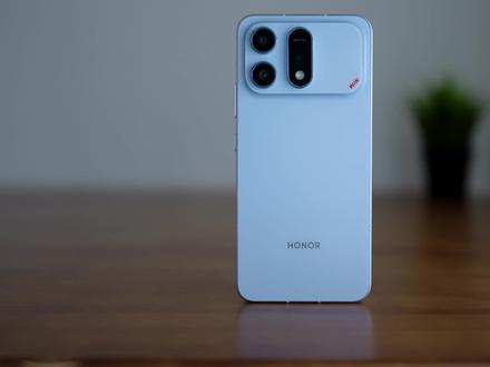 荣耀WIN Turbo首发体验:2294元值得买吗? 这是刚发布的性价比手机「荣耀WIN Turbo」,是荣耀WIN系列的第三款机器,我觉得喊它一声三弟比较合适,主打长续航、强信号和防摔耐用,性价比还是不错的,比较皮实和务实的机器!#荣耀WINTurbo #性价比手机