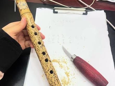 #笛子diy 有了做第一把笛子的经验第二把就简单多了,利用零碎时间三天搞定,大家时间充足的话俩小时应该能做成。但是不建议新手做斑竹因为实在太硬了不好挖还要磨内径。#传统乐器制作