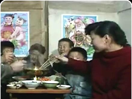 90年东北满族人家庭过年影像:一家人吃一头猪,进行各种满清礼! #历史 #历史影像 #东北 #真实影像