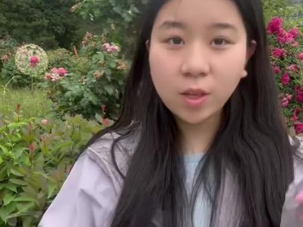 京剧和秦腔有什么区别?你知道吗?秦腔是黄土高原上“吼”出来的艺术,真声大嗓,高亢激越,像烈酒一样直冲脑门;京剧则是宫廷里“唱”出来的国粹,真假嗓结合,婉转细腻,像清茶一样回味悠长。一个粗犷豪放,一个精致典雅,各有各的味儿!#西安旅游