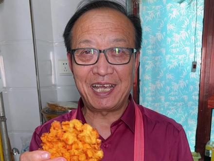 红薯饼做法,还记得小时候学校门口的油炸红薯饼吗,做法简单,香甜酥脆。#街边小吃 #跟着抖音做美食