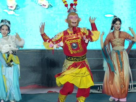 小小卜卦轻松拿下#雪饼猴 #雪饼猴王铁柱 #雪饼猴卜卦舞