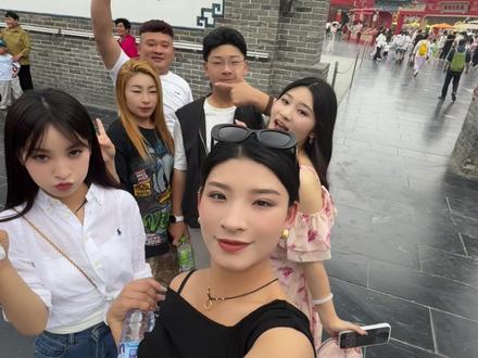 两闺女又出洋相了#万岁山斗舞 #老嫂子