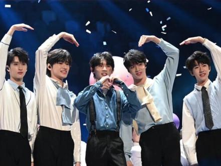 时代少年团辟谣 时代少年团官方粉丝俱乐部已于今日(2026年5月5日)发布声明,明确否认了关于成员严浩翔“演唱会后申请退团”的网络传闻,称该消息纯属虚假捏造#时代少年团 #时代少年团严浩翔 #严浩翔 #娱乐圈八卦