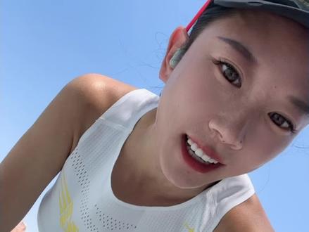 🏃青岛马拉松赛前440配10公里跑
🙋赛前最后一跑了,听说青岛可不好跑,且已经连续三周比赛了😂
🤔🤔一方面降低配速要求,就按照长距离配速轻松愉悦感受下山东人民的热情!
💪另一方面安排上咱们专业的国产装备助力发挥:飞影PB 3.0
☝️从入门的风行12代、高阶飞影3.0、专业竞速训练的强风、到专业竞速的飞影PB 3.0、再到还未发布的顶级专业竞速的飞影PlAID
🫡中乔体育巭科技家族(巭、巭PRO、巭TURBO、巭LIGHT科技加持)用每一款鞋展现了中国速度!今天和大家分享我测试的马拉松竞速神器:飞影PB 3.0(精彩内容请欣赏视频)
🫡🫡🫡国产跑鞋不容小觑,支棱起来!
青岛,我来了!
👫参加青岛马拉松的小伙伴有诚信两小时一起冲线的小伙伴嘛!
#潮流运动笔记 #飞影PB3代#科技助力每一步 #青岛马拉松 #跑步