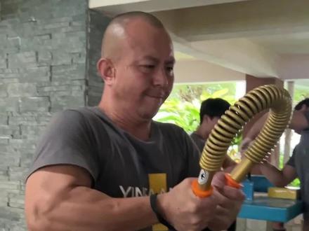 80KG金色臂力棒掰5次是什么水平?#臂力棒挑战 #昊鹰臂力棒80公斤 #健身