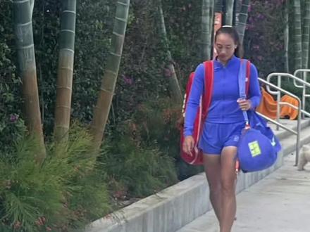 由于比赛推迟,钦文迈阿密21号赛程,还是在2号球场,第一场比赛在北京时间晚上11点开始,你文大概在12点半到1点左右。以下六场比赛取消,推迟到次日进行🎙
郑钦文 vs 斯蒂文斯
琼斯 vs 佩古拉
吉布森 vs 大坂直美
费尔南德斯 vs 塞莱赫梅蒂娃
鲁塞 vs 凯斯
约维奇 vs 巴多萨
#郑钦文#网球#WTA#WTA1000迈阿密站#郑钦文vs斯蒂文斯