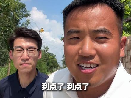 河南周口鹿邑县范庄村的驻村第一书记董桂林火了,他被网友们称为“蹭饭书记”。记者来到村里和董书记一起体验“蹭饭”,探访流量爆火背后的暖心故事。(记者:胡函博、姜亮、杨金鑫;编辑:陶冶)#媒体精选计划