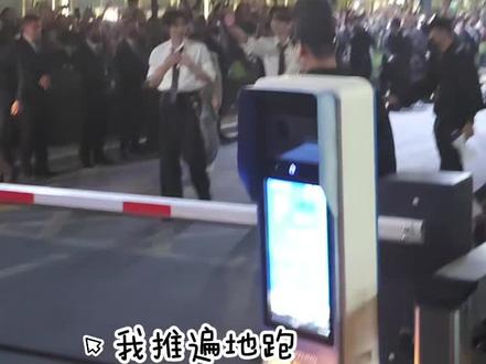 双人小型见面会
两位真的太宠粉丝了!!
#云旗 #郝熠然 #云熠