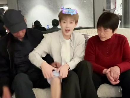 原来韩总腿细是遗传了爷爷啊@韩汶栩 @韩汶栩的朋友圈🍔 @~韩小韩~ @DOU+小助手 @抖音创作灵感 @抖音小助手 @DOU+上热门 #韩汶栩 #韩汶栩直播 #直播录屏分享