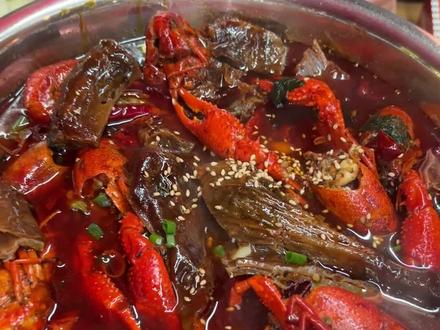 酱板鸭臭豆腐龙虾煲!真的太香了!!长沙人太幸福了啊啊啊啊#长沙美食 #夜宵 #龙虾季 #长沙特色#下饭菜