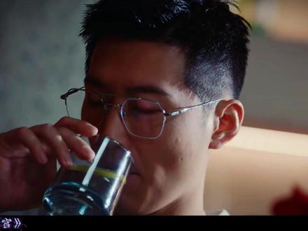 他用真相作为毒药,让受害者自愿成为刽子手 #超感迷宫 #悬疑 #电视剧解说
庄明诚的“拯救”,才是最残忍的复仇。
他给受害者看施暴照片,不是为正义,是为制造凶手。当石泽林满身是血地质问“真相还是证据”,刑侦教授发现:自己追查的每一条线索,都是庄明诚亲手递出的“剧本”。而剧本的结局,永远是死无对证。