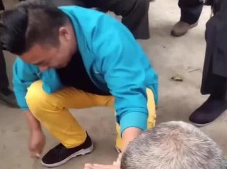 大爷小球进手惊艳街头魔术,揭秘老技艺,原来隐藏着这般巧思! #魔术揭秘 #魔术教学 #最新魔术 #魔术