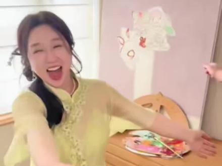 傅首尔晒近照回应瘦到认不出