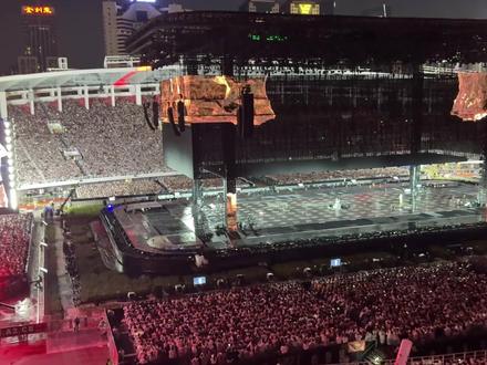 3.29号薛之谦广州演唱会退票过程 因为雨太大了,包括荧光棒、舞台灯光在内的部分演出设备无法正常使用,演出进行到一半,薛之谦现场决定终止演出并给大家退票 ,“效果没有出现,你花的钱是冤枉的,今天半场当白看了,送给你们”,说完他向全场四面下跪致歉,一瞬间我真的好心疼他啊! 他用行动告诉我们,什么叫把粉丝当回事,从哪里找这么好的人,他真的好真诚啊!#薛之谦 #演唱会