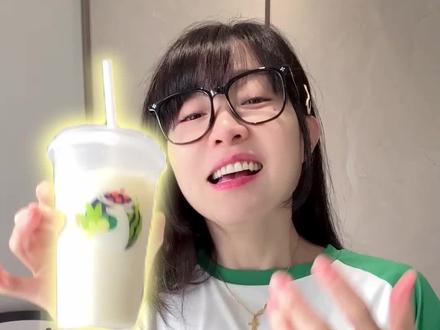谁懂啊😭大餐吃撑全靠这杯瑞幸救场!
减脂期宝子直接抄作业✅
📓基础点单公式
大杯|冰饮|不另外加糖
❤️第一阶段|空腹喝前三分之一
加2包油柑饮,茉莉花茶补满
天然刮油组合,喝完很快就有感觉~
❤️第二阶段|喝到一半进阶清肠
1包奇亚籽+半杯纯牛奶+茉莉花茶加满
最后补一条咖啡液,大餐党放心冲!
#瑞幸隐藏喝法#大餐救星#低卡奶茶#自制神仙饮品