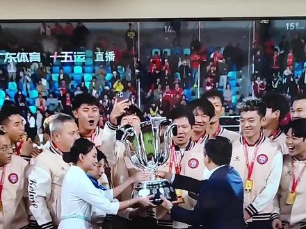 恭喜吴川青年问鼎巅峰!从不被看好,到无人可挡,一路荆棘,一路晋级!我们记得八强赛的两度绝平,更难忘半决赛15轮点球大战的强悍韧性。今天,吴川青年,将体力、技术与永不放弃的意志,凝成了这座含金量十足的冠军奖杯。
致敬老将吕海东、荣昊的定海神针!
致敬“超跑”李果、林华欢、吴智荣的刀锋出鞘!
致敬门神林江山,守住吴川青年的千里江山!
致敬每一位拼尽全力的战士!周炜骏、陆浩霖、庞世琳、涂梦涵、赵文杰、苏天仕、李灿明、陈骏洲、宁浩旭、车旭民、李宇恒、谭耀扬……
致敬每一位呐喊助威的球迷!你们是最棒的第12人!
最后致敬一下我自己,哈哈,我做了一百多个视频,始终支持吴川青年。
吴川青年,终于化鲲为鹏,这是广东足球新王朝的起点!尽情翱翔吧!再次恭喜吴川青年,新王加冕!
#吴川青年 #牧歌是不一样的烟火 #广东省足球超级联赛 #省超 #