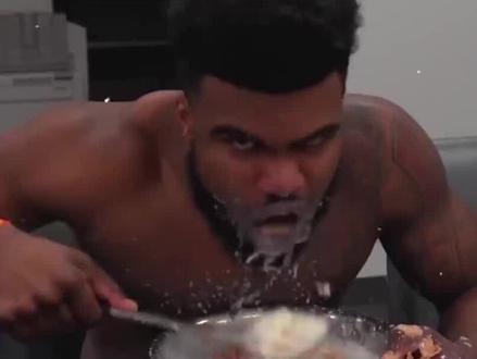 NBA球员有多能吃?詹姆斯一天吃七顿,杜兰特一年吃掉一套房! #篮球 #nba #健美