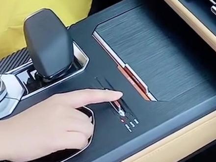 四驱版本如何进行两驱与四驱的切换呢?只需调节这个拨片就行,有三个模式哦!#长安unik