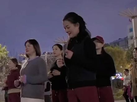 #dou上热门#霸占你的美广场舞#编舞炫美薇薇#好看的广场舞抖一抖#把你的美偷走锁进我的黄昏里晚霞来做抵押@炫美薇薇