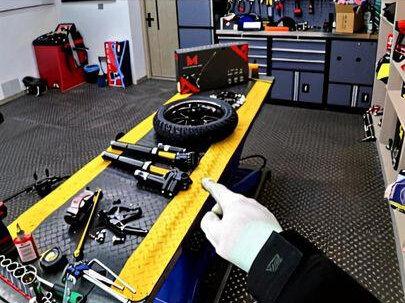 #维修分享 #小牛电动 #九号真智能 #前轮套装 今天这个#比博士 前减震的前轮套装,手把手教你们调居中哦