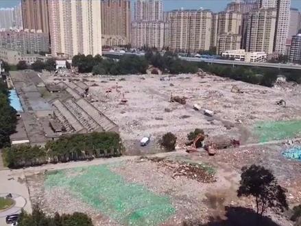长安区拆迁安置细则出炉,三种安置任选土地+住房+社保三重保障 大家好,我是星辰漫语,西安政策解读员,用事实说话,帮乡党看懂拆迁红利!
2026年长安区紧跟西安城市更新节奏,韦曲、郭杜、子午、高桥等多街道征地、城中村改造提速,全区执行长政发〔2024〕6号最新征地地价标准,补偿、安置全透明,农户可自由挑选产权置换、货币补偿、房票安置三类方案,所有细则以官方落地公告为准。
一、土地征地补偿(农用地,不含房屋、青苗)
全区按片区划分地价,土地补偿费+安置补助费打包核算,青苗、果树、水井等地上附着物单独评估赔付:
1. 韦曲街道:耕地8.626万元/亩,未利用地5.176万元/亩(鲁家湾、瓜洲、幸驾坡等村执行此标准);
2. 郭杜街道:西沣路东7.989万元/亩、西7.881万元/亩,杜永村、任家寨、温国堡等科创片区统一落地最新地价;
3. 子午、引镇、大兆等南部街办地价略低,依据片区区位分级定价,荒地、林地补偿另行核算。
二、房屋拆迁三种安置方式(一户一宅为基准)
1、产权调换(多数村民首选)
• 宅基地二层及以内合法面积拆一还一,农村户籍农户人均保底65㎡安置住房,面积不足按65㎡补齐;
• 三层及以上自建房不置换安置房,按房屋重置评估价一次性货币赔付;就近选房超出安置面积部分,按安置房综合造价优惠结算,安置房公摊免收;
• 过渡期发放临时安置费(过渡费),按月打卡,直至安置房交房;搬家费一次性计发。
2、货币补偿
房屋由第三方机构市场价评估计价,全款一次性拨付;按期签约奖励房屋评估总价15%-20%,越早签约奖励越高,适合不想回迁、自主置业的家庭。
3、房票安置(新政优选)
补偿折算房票,票面金额为房屋评估价1.2~1.3倍,可在长安区官方备案商品房楼盘任选房源,房票抵房款,剩余资金可取现,灵活度更高。
三、额外补助明细
1. 搬迁补助:按房屋面积一次性发放搬家、拆装费用;
2. 经营性门面:临街商铺、厂房额外赔付停产停业损失费,按经营年限、营收评估核算;
3. 老旧附属:院墙、畜禽圈舍、果树、温室大棚逐个清点计价补偿。
#西安长安拆迁 #长安安置补偿 #西安城中村改造 #西安民生政策