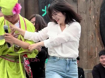 这是要把老嫂子扒了吗🤣🤣#清纯甜美 #万岁山白衣小姐姐 #万岁山老嫂子 #万岁山斗舞 #搞笑